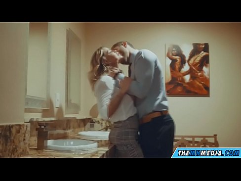 ❤️ Kana blonde ine busty inokukwezvera muchimbuzi cheveruzhinji ️ ☑
